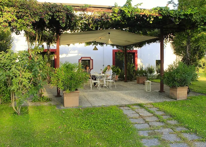 Bio Agriturismo Tirtha مزرعة للإقامة *